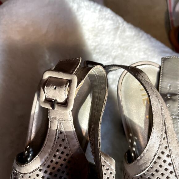 Me Too Women's 3.5" heel open toe strap back shoe Size 8 Leather Dollie - Picture 7 of 9